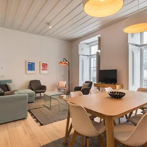 Lovelystay - Charming 3 Bedroom Wonder Downtown Apartment